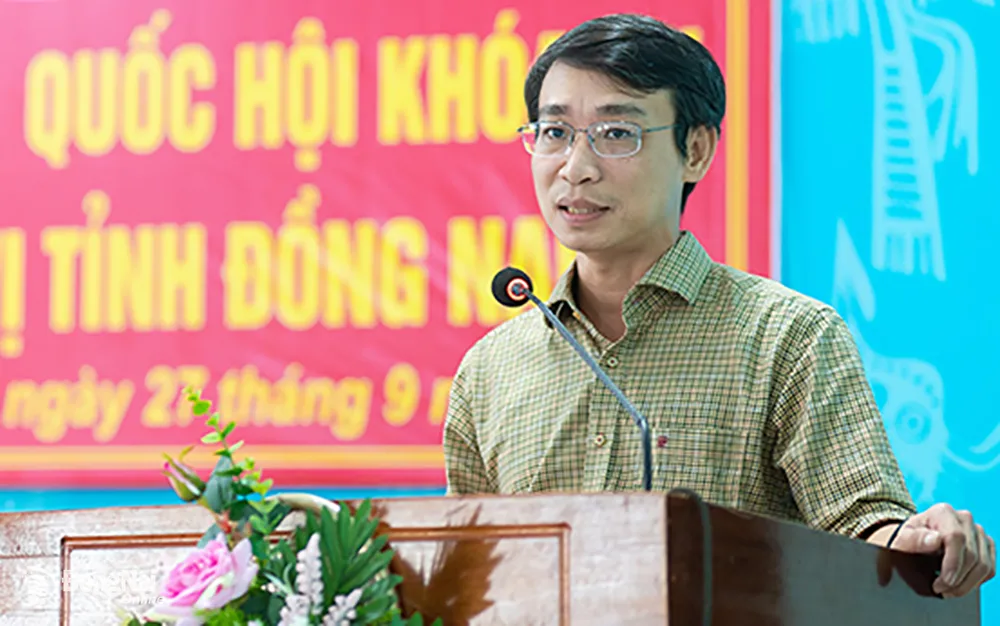 Chủ tịch UBND H.Tân Phú Nguyễn Hữu Ký trả lời một số ý kiến của cử tri về các vấn đề liên quan trên địa bàn. Ảnh: Lê Lâm