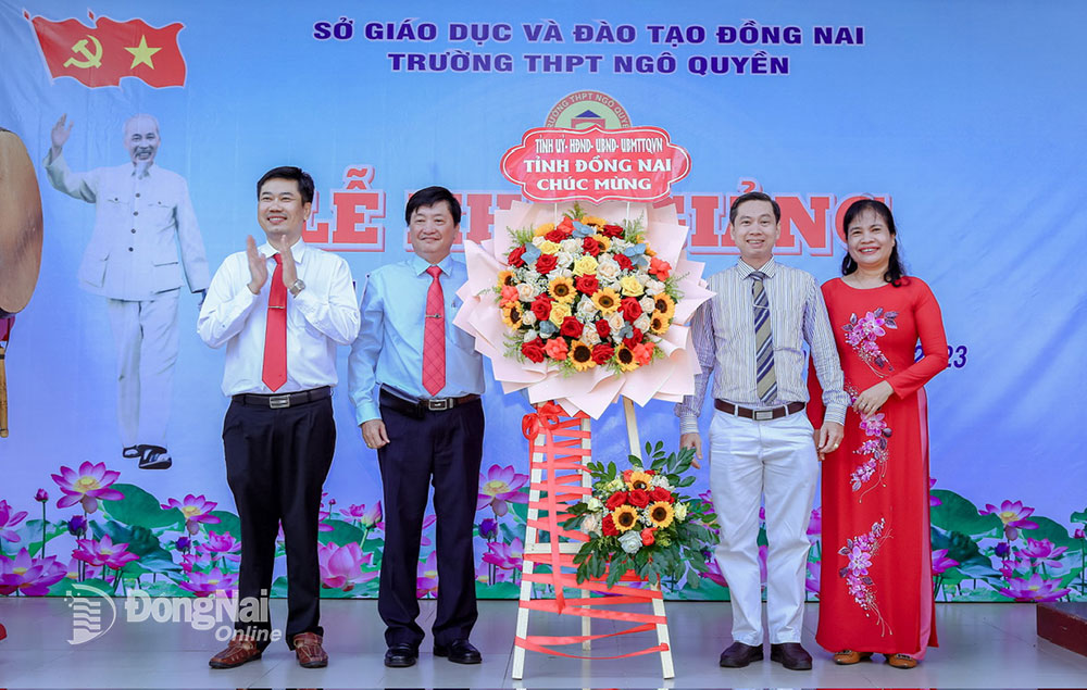 Chánh văn phòng Tỉnh ủy Viên Hồng Tiến tặng lẵng hoa chúc mừng của Tỉnh ủy - HĐND - UBND - Ủy ban MTTQ Việt Nam tỉnh nhân dịp năm học mới. Ảnh: NTCC