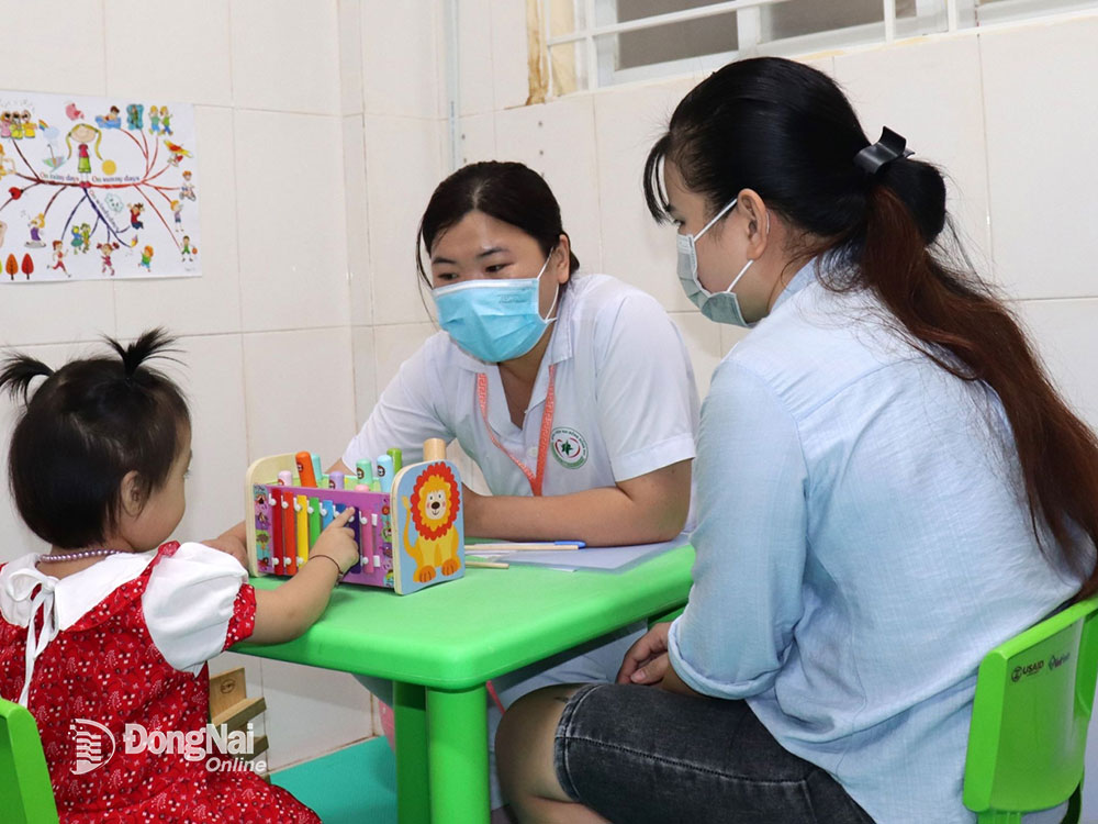 Một trẻ có dấu hiệu tự kỷ được thăm khám tại Bệnh viện Nhi đồng Đồng Nai (ảnh minh họa)