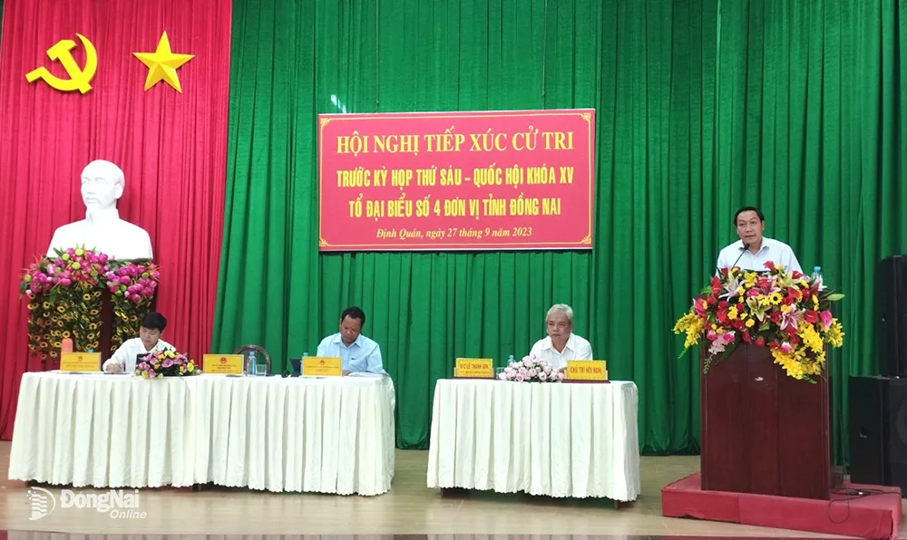 Phó trưởng đoàn chuyên trách Đoàn Đại biểu Quốc hội tỉnh Bùi Xuân Thống phát biểu tại buổi tiếp xúc cử tri tại H.Định Quán