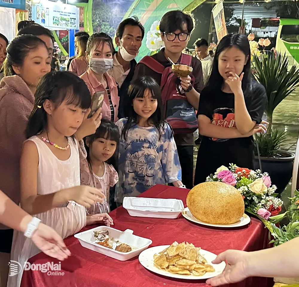 Khách du lịch được mời dùng thử món xôi chiên phồng tại Liên hoan ẩm thực Đồng Nai năm 2022.