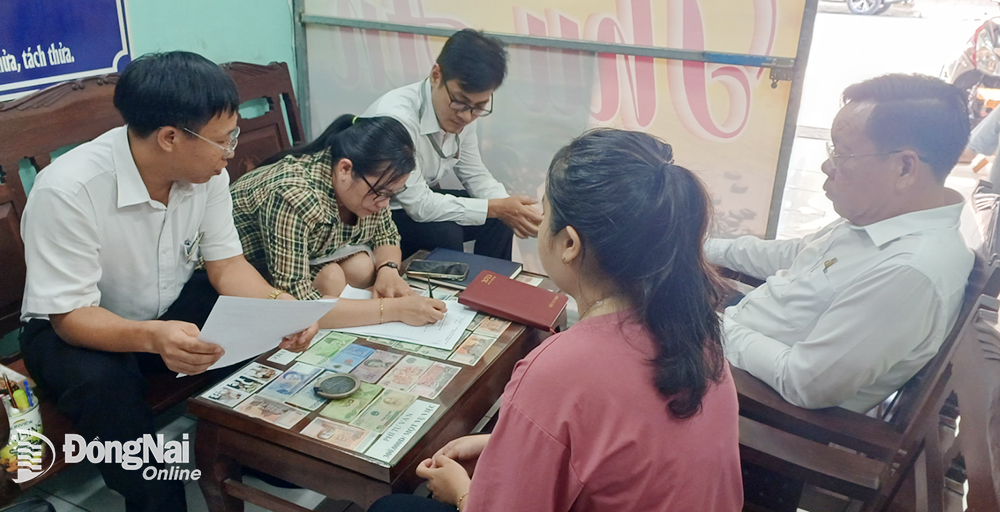 Đoàn kiểm tra của Sở Tư pháp kiểm tra đột xuất một tổ chức hành nghề luật sư trên địa bàn tỉnh. Ảnh: A.Nhơn