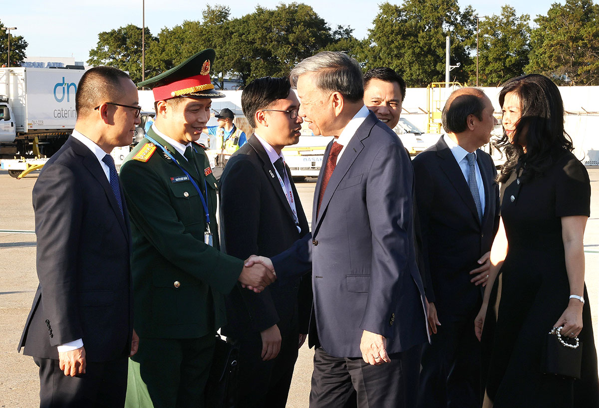 Các đại biểu đón Tổng Bí thư, Chủ tịch nước Tô Lâm và Phu nhân cùng Đoàn đại biểu cấp cao Việt Nam tại Sân bay quốc tế J.F Kennedy. Ảnh: TTXVN