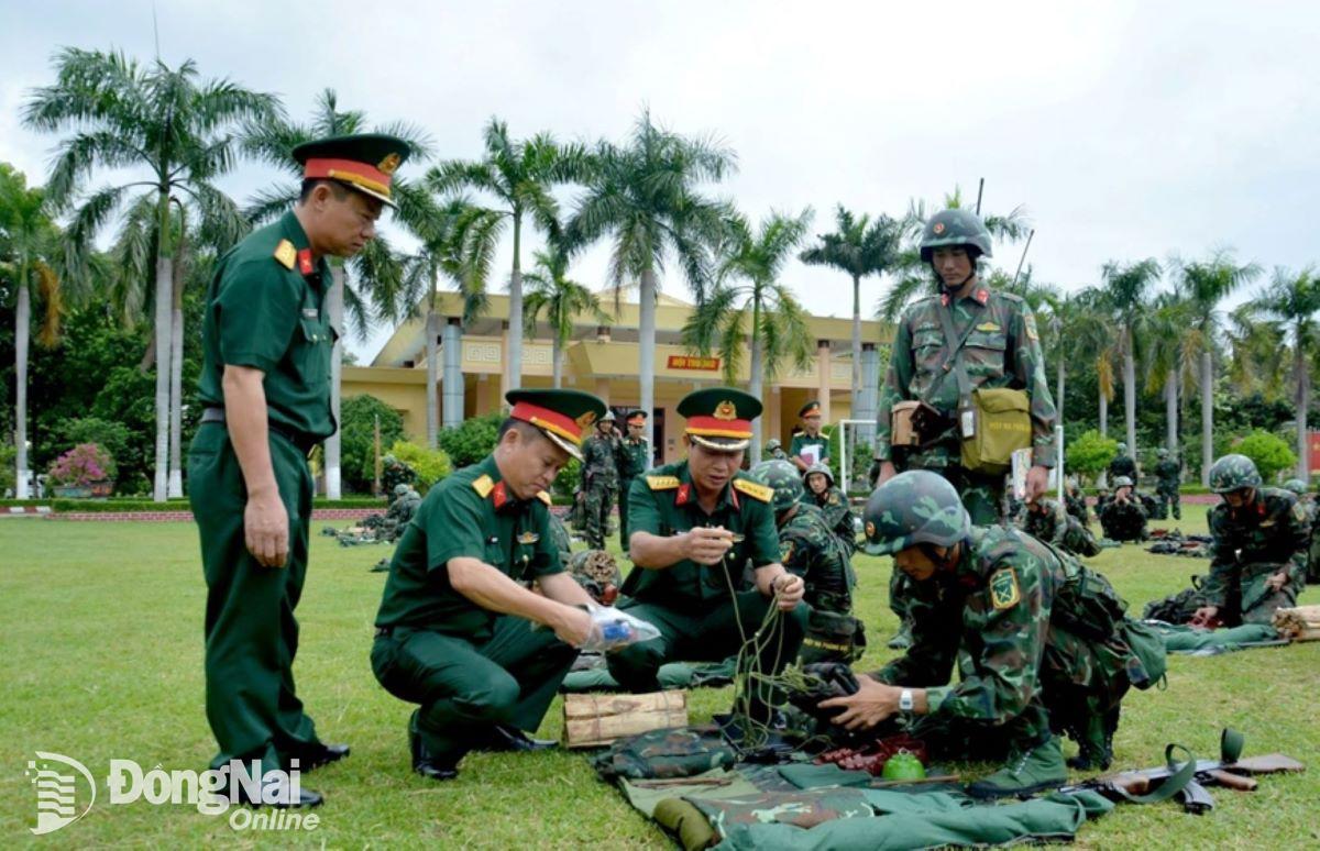 Thủ trưởng Sư đoàn 309 kiểm tra trực sẵn sàng chiến đấu tại các tiểu đoàn thuộc Trung đoàn 31 vào sáng 2-9. Ảnh: Nguyệt Hà