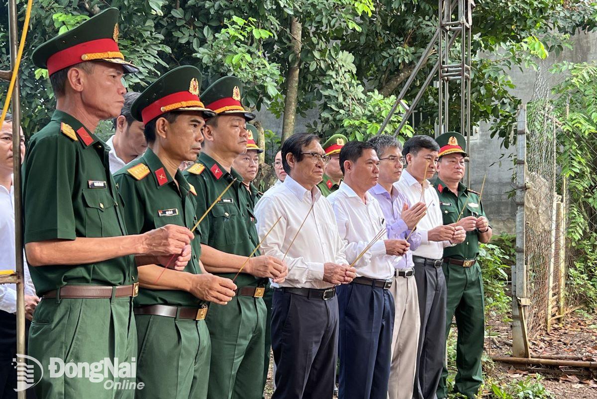 Lãnh đạo tỉnh, huyện Trảng Bom dâng hương trước khi làm các thủ tục tìm kiếm hài cốt liệt sĩ. Ảnh: Nguyệt Hà