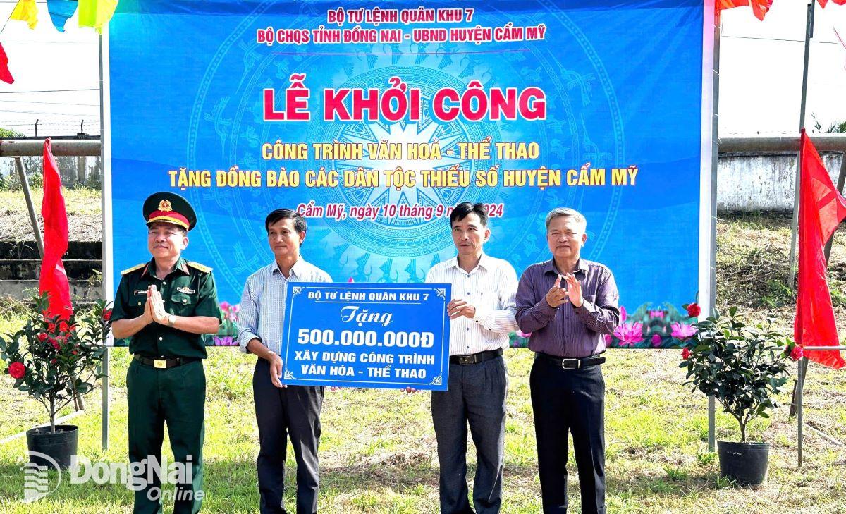 Đại tá Nguyễn Văn Dũng (ngoài cùng bìa trái) trao tặng bảng tượng trưng 500 triệu đồng của Quân khu 7 hỗ trợ xây dựng công trình văn hóa thể thao tại xã Lâm San, huyện Cẩm Mỹ. Ảnh: Lâm Ngân