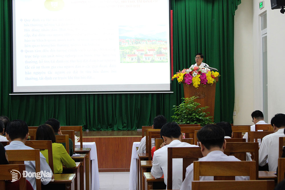 Phó giám đốc Sở Tài nguyên và môi trường Nguyễn Ngọc Thường trình bày chuyên đề về Luật Đất đai năm 2024 cho đội ngũ báo cáo viên, tuyên truyền viên các cấp tại một hội nghị báo cáo viên do Ban Tuyên giáo Tỉnh ủy
tổ chức. Ảnh: T.Lâm