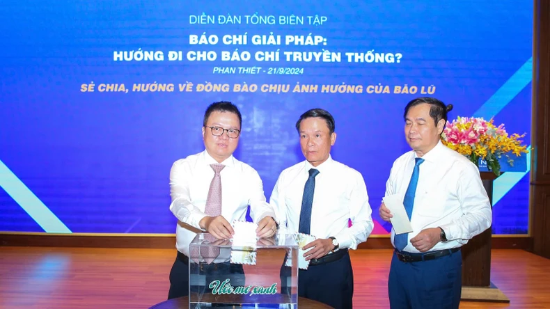 Đồng chí Lê Quốc Minh, Tổng Biên tập Báo Nhân Dân ủng hộ đồng bào chịu ảnh hưởng của bão lũ.