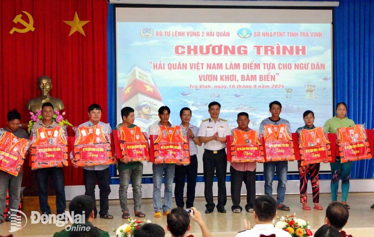 Đoàn công tác Vùng 2 trao áo phao và quà tặng các ngư dân tại chương trình. Ảnh: Hiếu Thảo