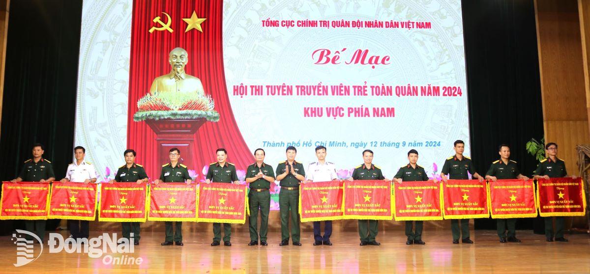 Trung tướng Trần Hoài Trung và đại tá Trần Viết Năng trao Cờ xuất sắc cho 11 tập thể dự thi. Ảnh: Hồ-Nhi