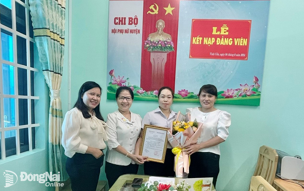 Chi bộ Hội Liên hiệp phụ nữ huyện Vĩnh Cửu kết nạp đảng viên mới. Ảnh: ĐVCC