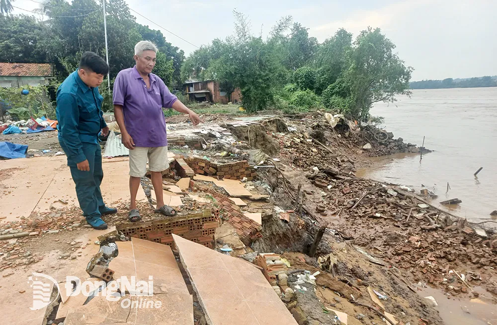 Vụ sạt lở diễn ra vào đêm khuya nhưng rất may không gây thiệt hại về người. Ảnh: Khắc Thiết