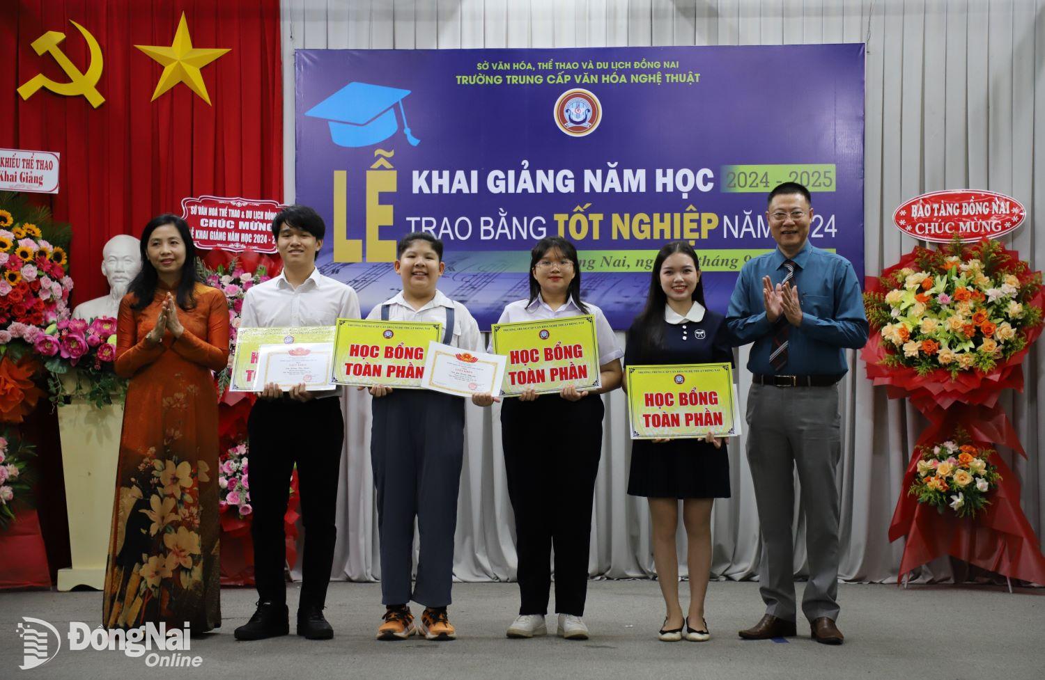 / Các em học sinh vượt khó học giỏi được trao học bổng toàn phần trong Lễ khai giảng năm học 2024-2025. Ảnh: My Ny