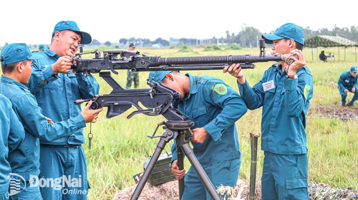 Nội dung thi súng máy phòng không của lực lượng dân quân tại hội thi. Ảnh: Ngọc Phan