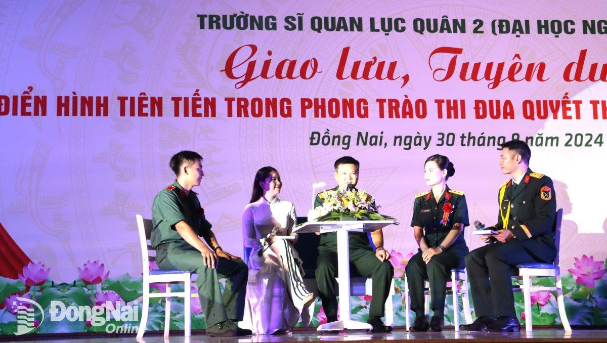 Các điển hình tiên tiến giao lưu trong buổi lễ. Ảnh: Nguyệt Hà