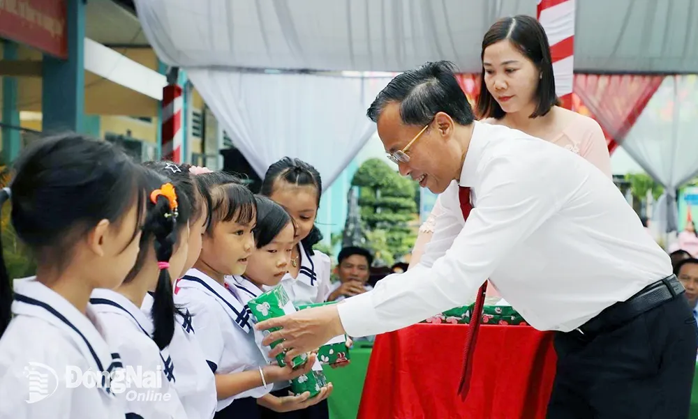 Trưởng ban Tuyên giáo Tỉnh ủy Phạm Xuân Hà trao quà cho học sinh có hoàn cảnh khó khăn. Ảnh: My Ny