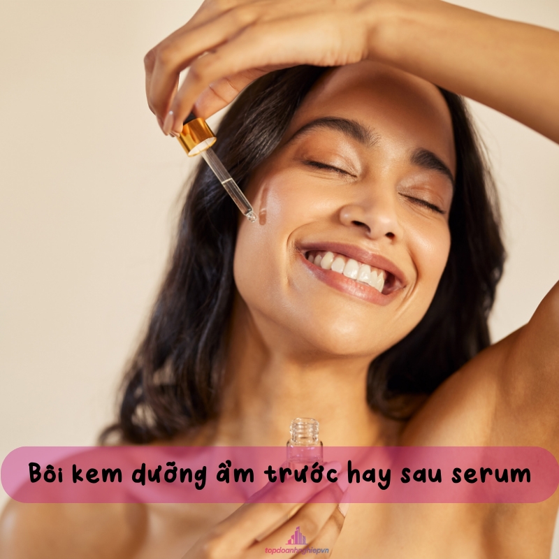 Bôi kem dưỡng ẩm trước hay sau serum. Nguồn ảnh: Topdoanhnghiep