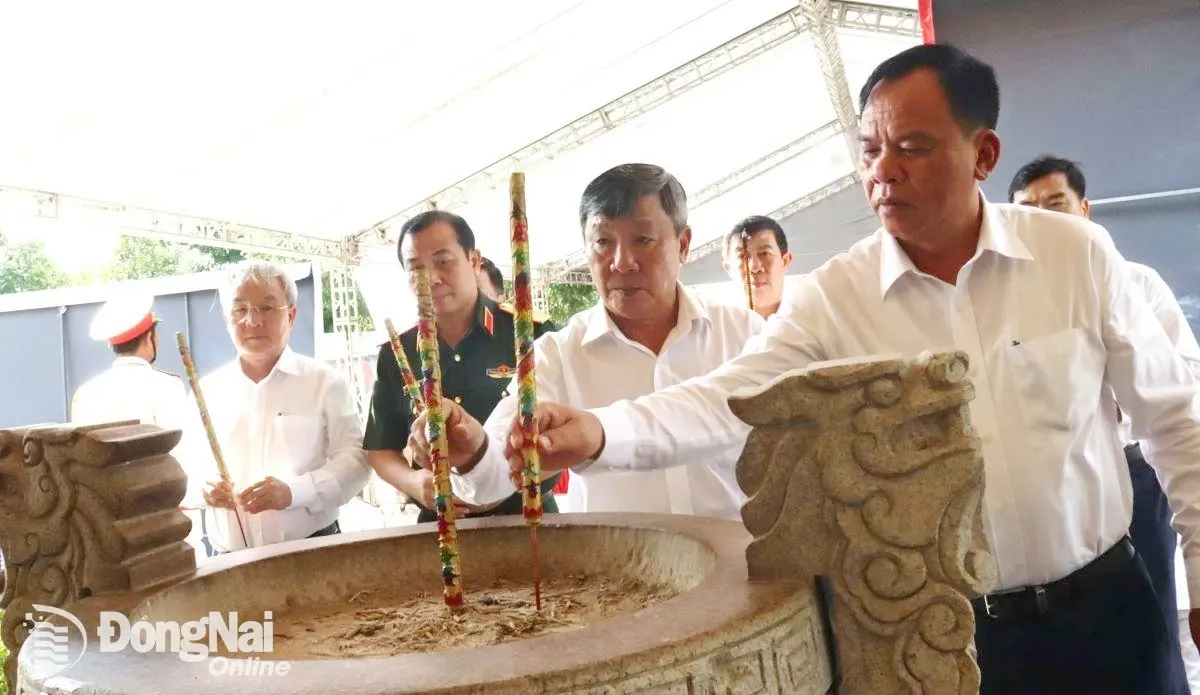 Lãnh đạo tỉnh dâng hương tưởng niệm tại buổi lễ. Ảnh: Nguyệt Hà

