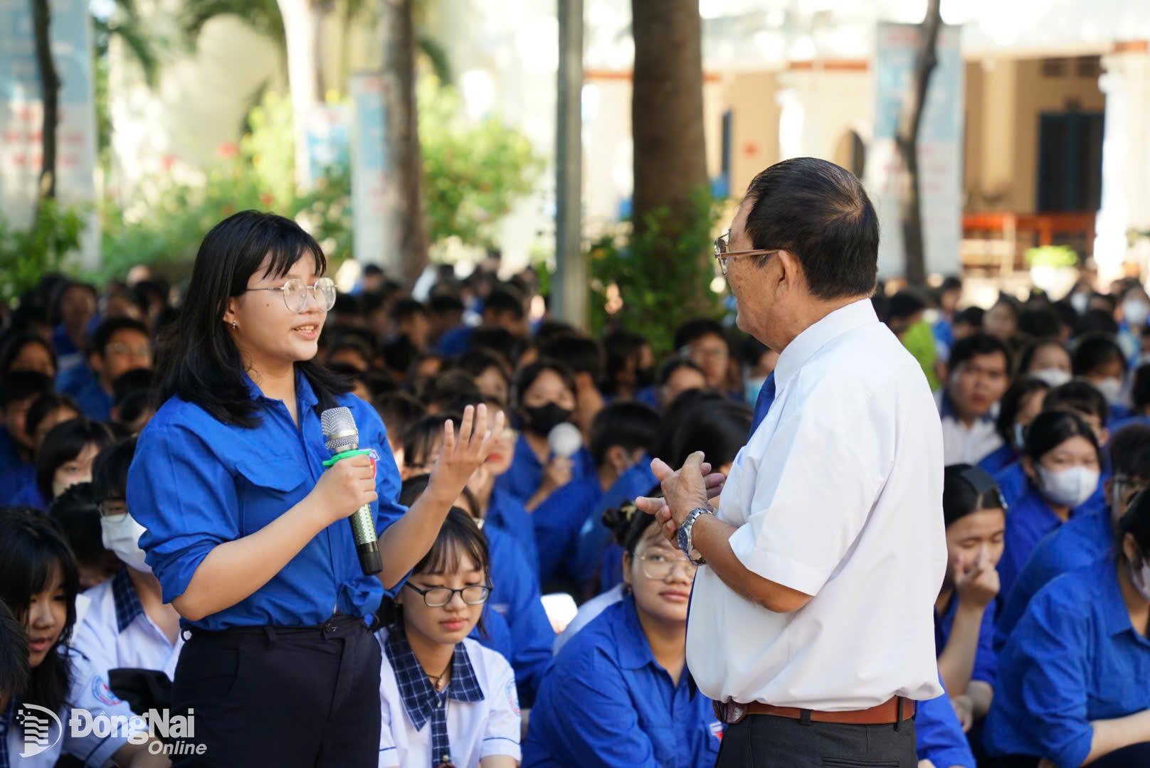 Luật sư Nguyễn Đức (Đoàn luật sư tỉnh Đồng Nai) tuyên truyền pháp luật tại Trường trung học phổ thông Nguyễn Bỉnh Khiêm (thuộc xã Phú Hội, huyện Nhơn Trạch). Ảnh: Lê Duy.