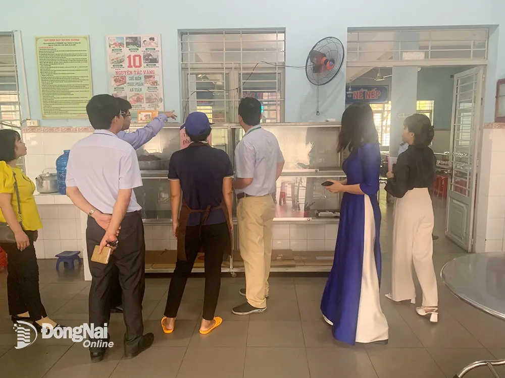 Đoàn kiểm tra kiểm tra thực tế tại nhà bếp Trường mầm non Hoa Mai. Ảnh: Đ.V