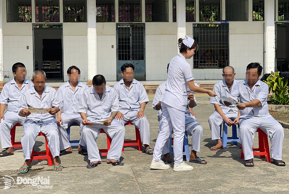 Điều dưỡng Bệnh viện Tâm thần Trung ương 2 đưa bệnh nhân ra ngoài trời, hướng dẫn bệnh nhân tập thể dục để thoải mái về tinh thần.