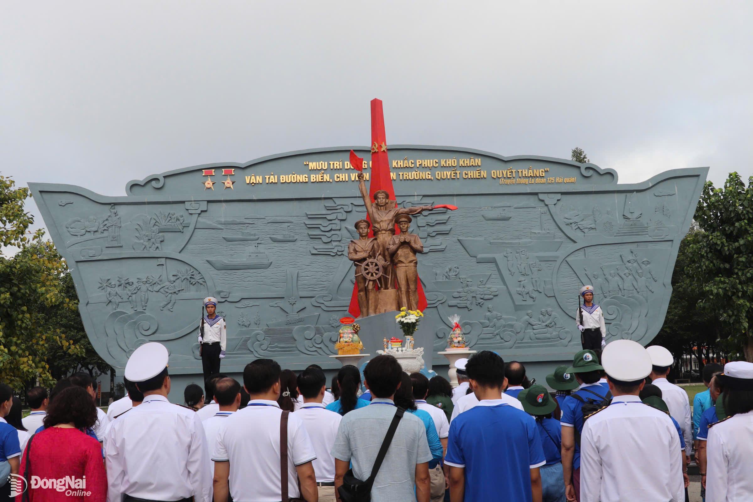 Đoàn công tác thăm, động viên cán bộ, chiến sĩ và nhân dân vùng biển đảo Tây Nam và Nhà giàn DKI tổ chức lễ viếng tại Đài tưởng niệm anh hùng liệt sĩ Đoàn tàu không số.