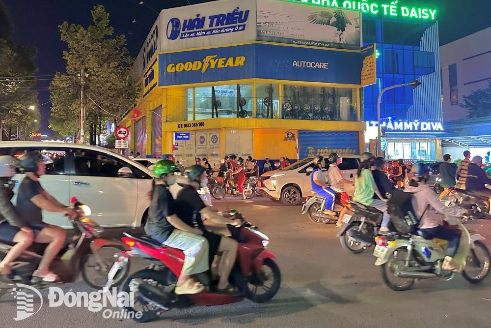 [Chùm ảnh] Dòng người nườm nượp đổ về Công viên Dương Tử Giang đón xem chương trình đêm nhạc EDM