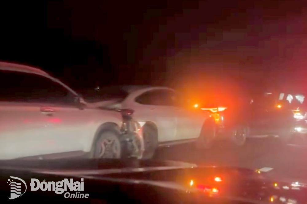 Hiện trường vụ va chạm giữa 5 xe ô tô con trên đường cao tốc Phan Thiết - Dầu Giây. Ảnh: CTV