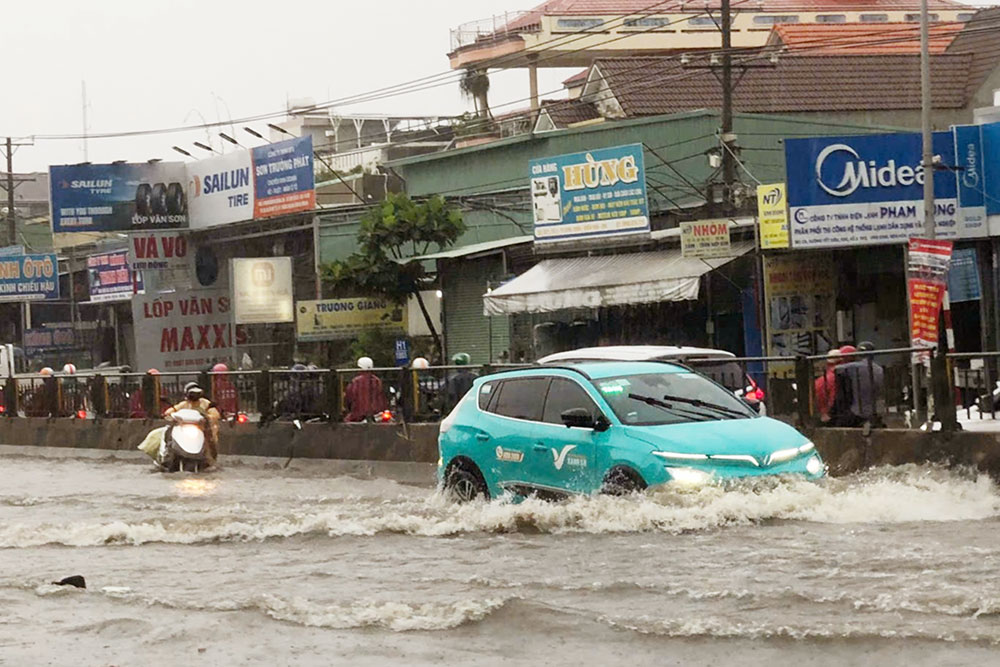 Quốc lộ 1 đoạn qua phường Tân Hiệp
(thành phố Biên Hòa) ngập lênh láng trong cơn mưa chiều 31-8. Ảnh: Lê Duy