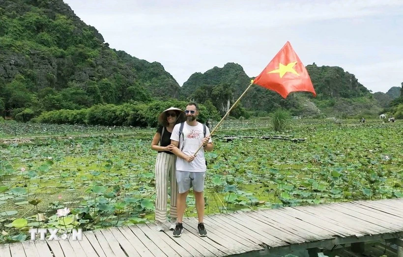 Foreign tourists pose for a photo in Ninh Binh (Photo: VNA)
