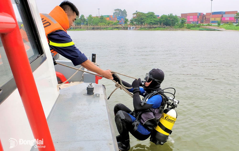 Đội Cảnh sát phòng cháy, chữa cháy và cứu nạn, cứu hộ trên sông (Phòng Cảnh sát phòng cháy, chữa cháy và cứu nạn, cứu hộ Công an tỉnh) tập luyện cứu nạn trên sông Đồng Nai (đoạn qua thành phố Biên Hòa). Ảnh: Đ.Tùng