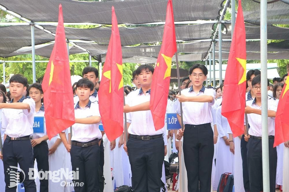 Học sinh Trường trung học phổ thông Phước Thiền chào cờ tại lễ khai giảng năm học mới. Ảnh: Phạm Tùng