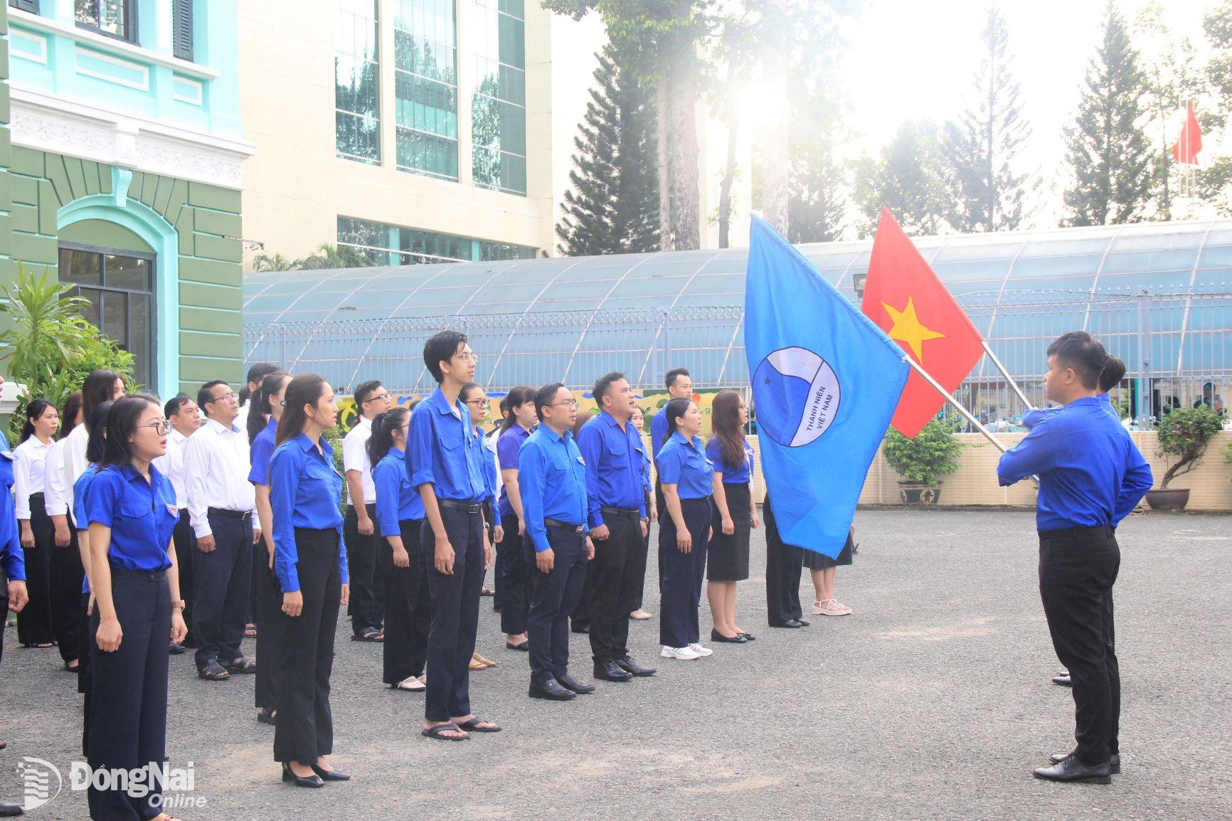 Tỉnh đoàn, Hội Liên hiệp thanh niên tỉnh thực hiện chào cờ theo nghi thức Hội Liên hiệp thanh niên Việt Nam tại Nhà thiếu nhi Đồng Nai. Ảnh: Nga Sơn