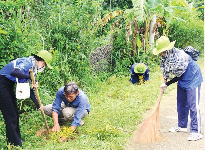 “Chiến sĩ tình nguyện” Trường đại học
Đồng Nai cùng với người dân huyện
Tân Phú dọn vệ sinh, trồng cây dọc các
tuyến đường. Ảnh: NGA SƠN