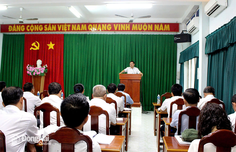 Phó bí thư Tỉnh ủy, Trưởng đoàn Đại biểu Quốc hội tỉnh Quản Minh Cường trao đổi tại buổi triển khai chuyên đề. Ảnh: H.Thảo