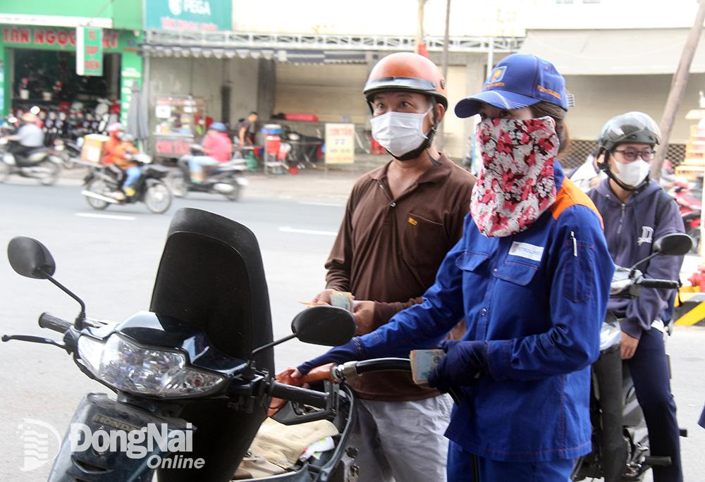 Giá các loại xăng tăng trở lại trong kỳ điều chỉnh giá bán lẻ chiều 19-9. (Ảnh: Hải Quân)
