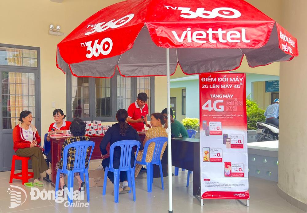 Một điểm Viettel hỗ trợ tặng máy 4G cho người dân tại Trung tâm Văn hóa, thể thao và học tập cộng đồng thị trấn Hiệp Phước, huyện Nhơn Trạch. Ảnh: V.T.