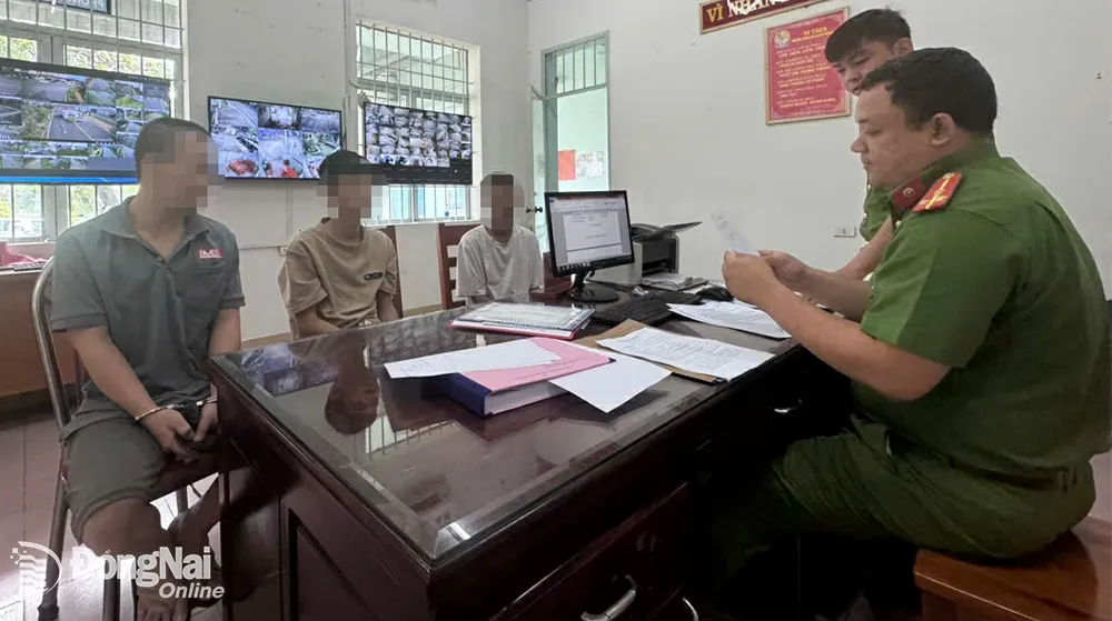 Cán bộ công an làm việc với các đối tượng liên quan. Ảnh: CTV