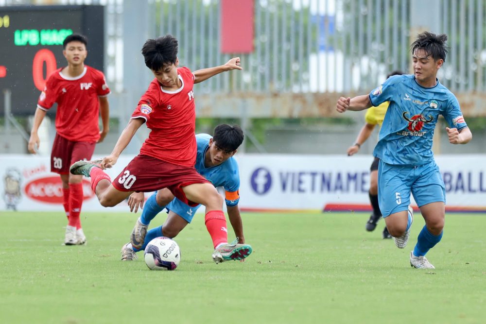 Chủ nhà PVF (áo đỏ) đá bại 4-0 trước LPBank Hoàng Anh Gia Lai ở tứ kết.