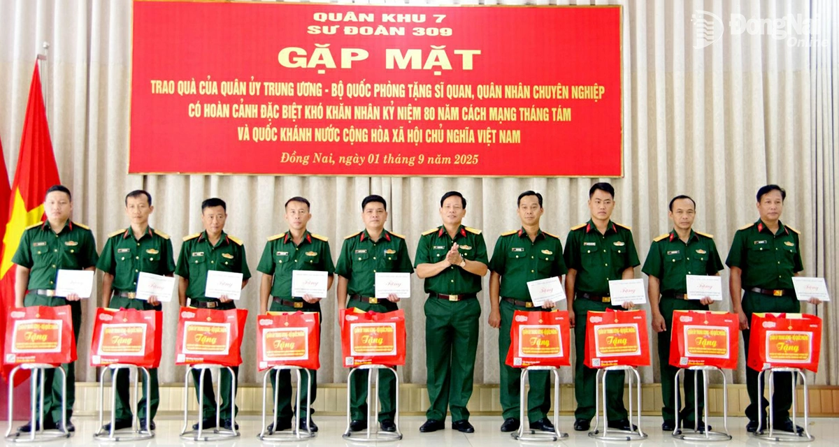 Colonel Phung The Hung, Commander of Division 309, presents gifts from the Central Military Commission and the Ministry of National Defense to soldiers of the unit. Photo: Nguyen Hung

