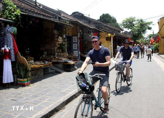 International visitors explore and experience the cultural space of the ancient streets in Hoi An. (Photo: VNA)
