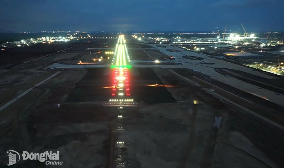 The signal lighting system on Runway 1 of Long Thanh Airport was fully installed, officially illuminated, and successfully test-operated in April 2025. Photo: Contributor