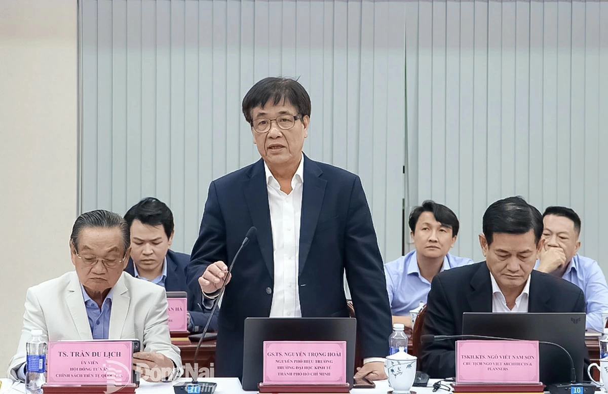 Prof. Dr. Nguyen Trong Hoai, former Vice President of the University of Economics Ho Chi Minh City, speaks at the conference. Photo: Pham Tung