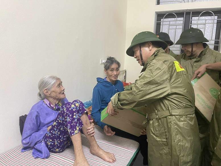 Phó Thủ tướng tặng quà người dân tại điểm tránh trú bão của phường Sông Trí - Ảnh: VGP/Minh Khôi

