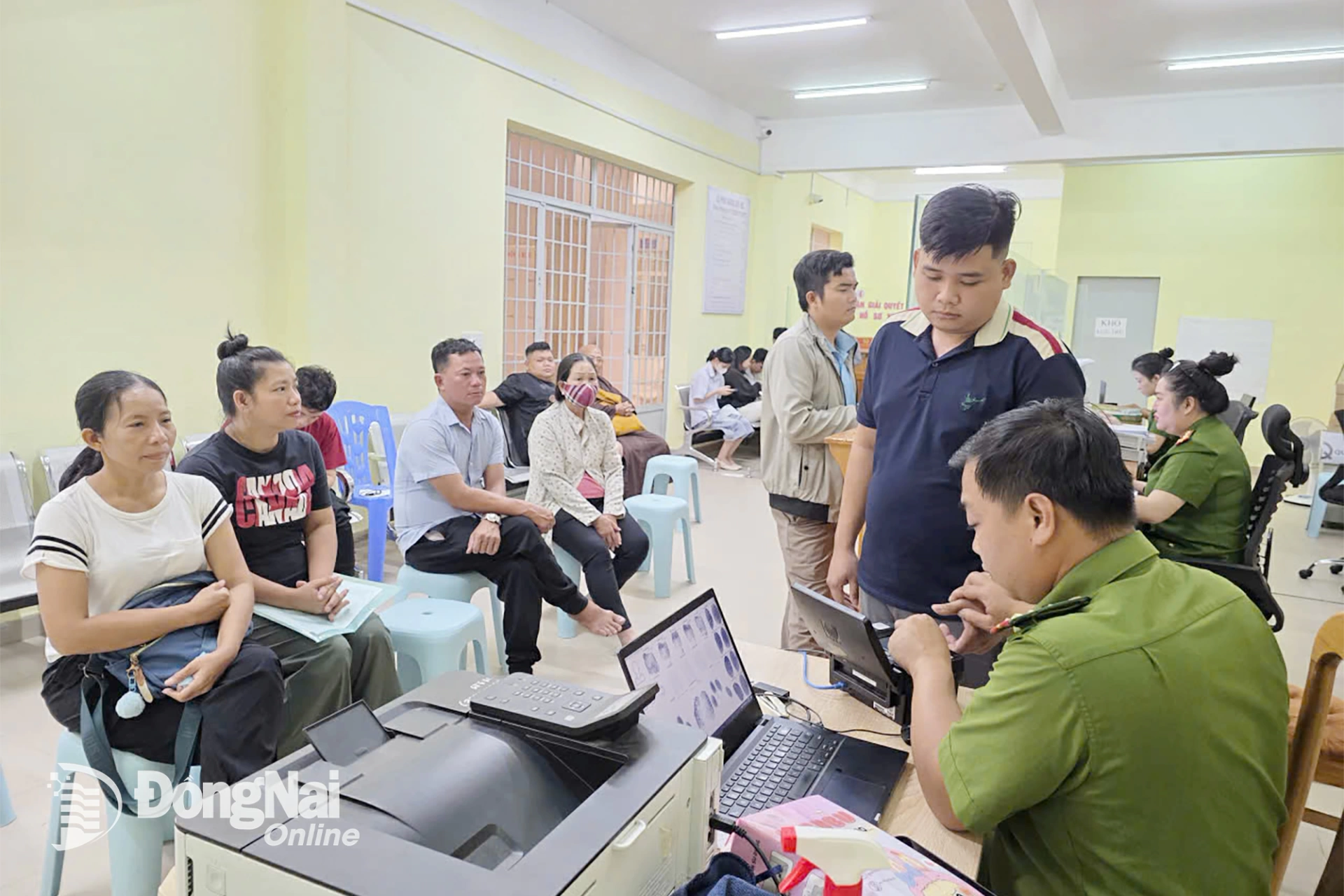 Cán bộ Công an phường Biên Hòa thu nhận thông tin cấp thẻ căn cước cho người dân tại Bộ phận Một cửa của Công an phường. Ảnh: Trần Danh