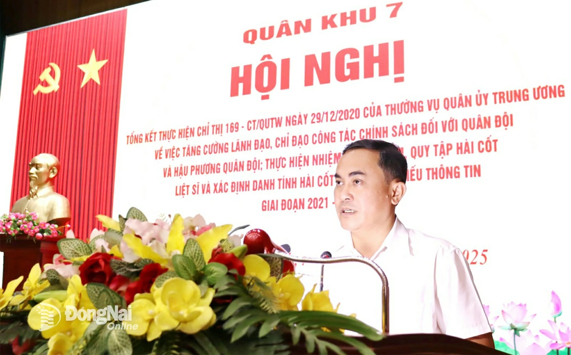Le Truong Son, member of the Standing Committee of the Dong Nai Provincial Party Committee, Vice Chairman of the Dong Nai Provincial People’s Committee, and Head of the province’s Steering Committee 515, attends the conference and delivers a presentation. Photo: Nguyet Ha