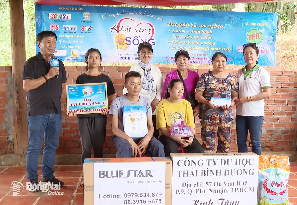 Members of Dung’s family are deeply moved by the compassion and generosity extended by kind-hearted donors. Photo: Phu Quy