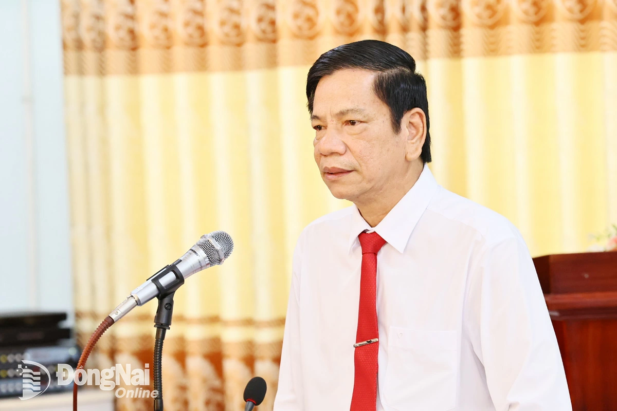 Dr. Nguyen Van Toan, Chairman of the University Council of Dong Nai University, reported on many key contents on the development of the university to the working group. Photo: Cong Nghia

