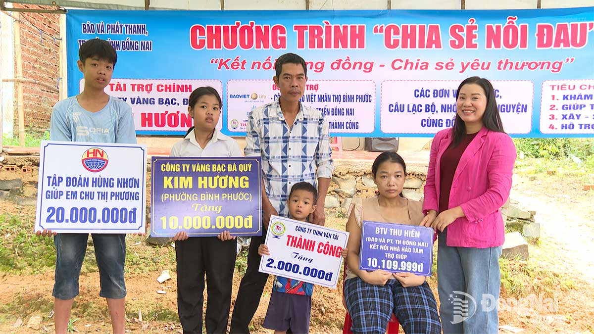 Các nhà tài trợ, câu lạc bộ và đội, nhóm thiện nguyện lần lượt trao số tiền hỗ trợ, tiếp thêm niềm tin và hy vọng cho gia đình chị Phương vượt qua nghịch cảnh. Ảnh: Phú Quý
