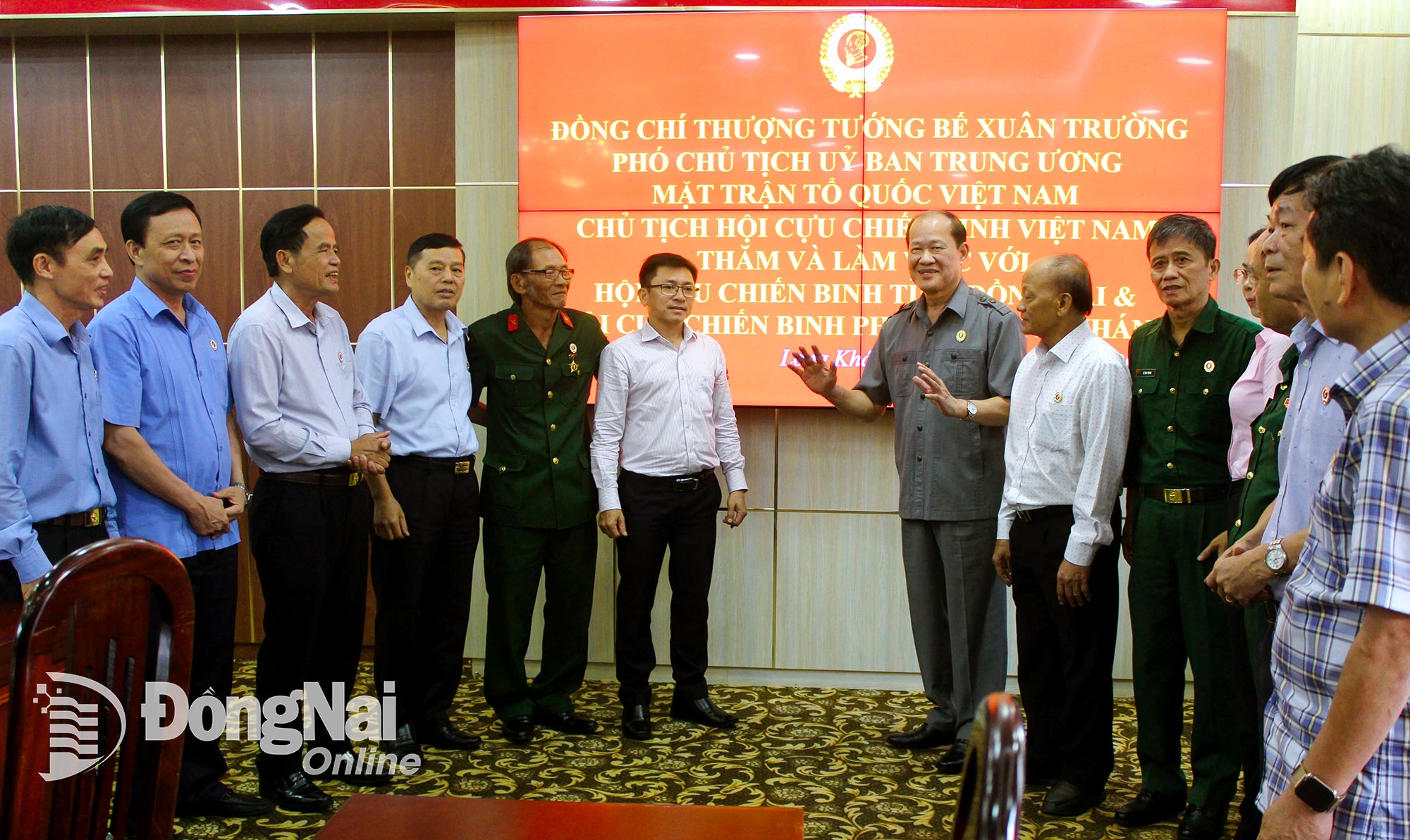 Colonel General Be Xuan Truong, Vice President of the Vietnam Fatherland Front Central Committee and President of the Vietnam Veterans Association, talks with delegates at the working session. Photo: Danh Loc